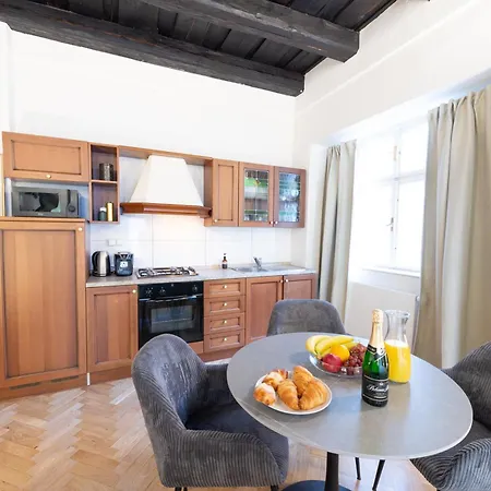 Adam's - Great Price & Location Apartment *